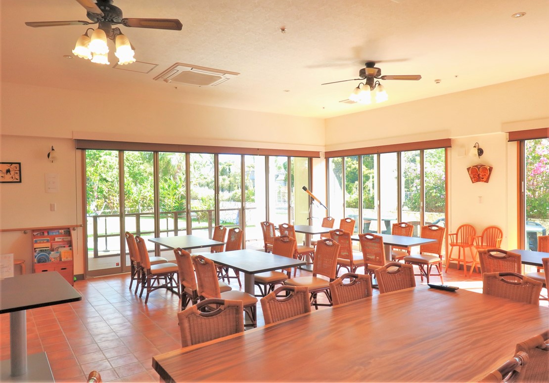 石垣島サン・グリーン・グラス・リゾートホテル 朝食会場としても利用可能なラウンジ