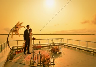 サンセット・クルージング船上⑩アーチ装飾 石垣島フォトウェディング サンセット・クルージング船上⑩アーチ装飾