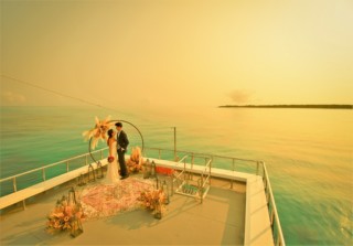 サンセット・クルージング船上⑦アーチ装飾 石垣島フォトウェディング サンセット・クルージング船上⑦アーチ装飾